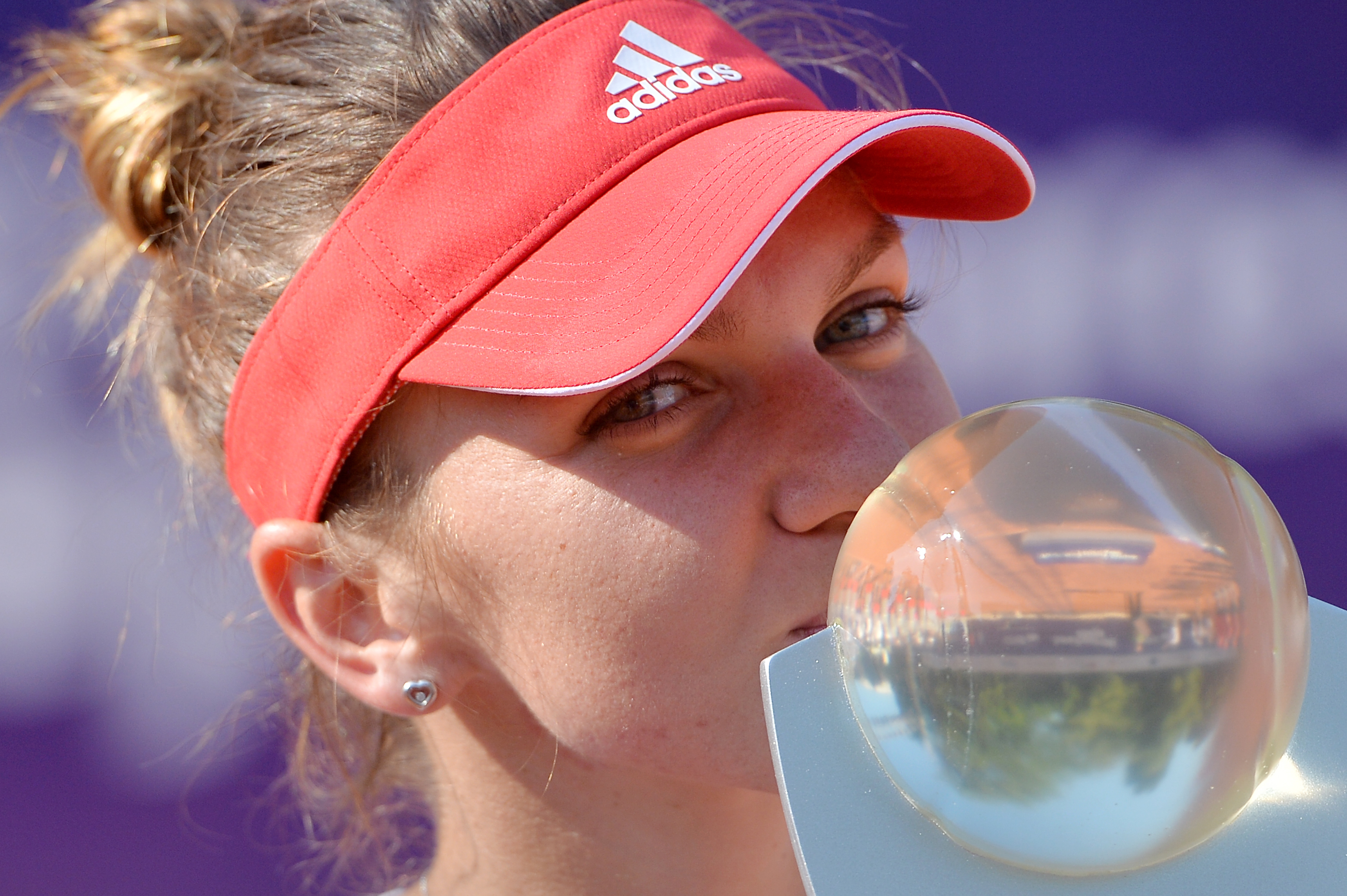Halep a primit un bolid de lux nou-nouț. Are cai putere mai mulți decât poți cere