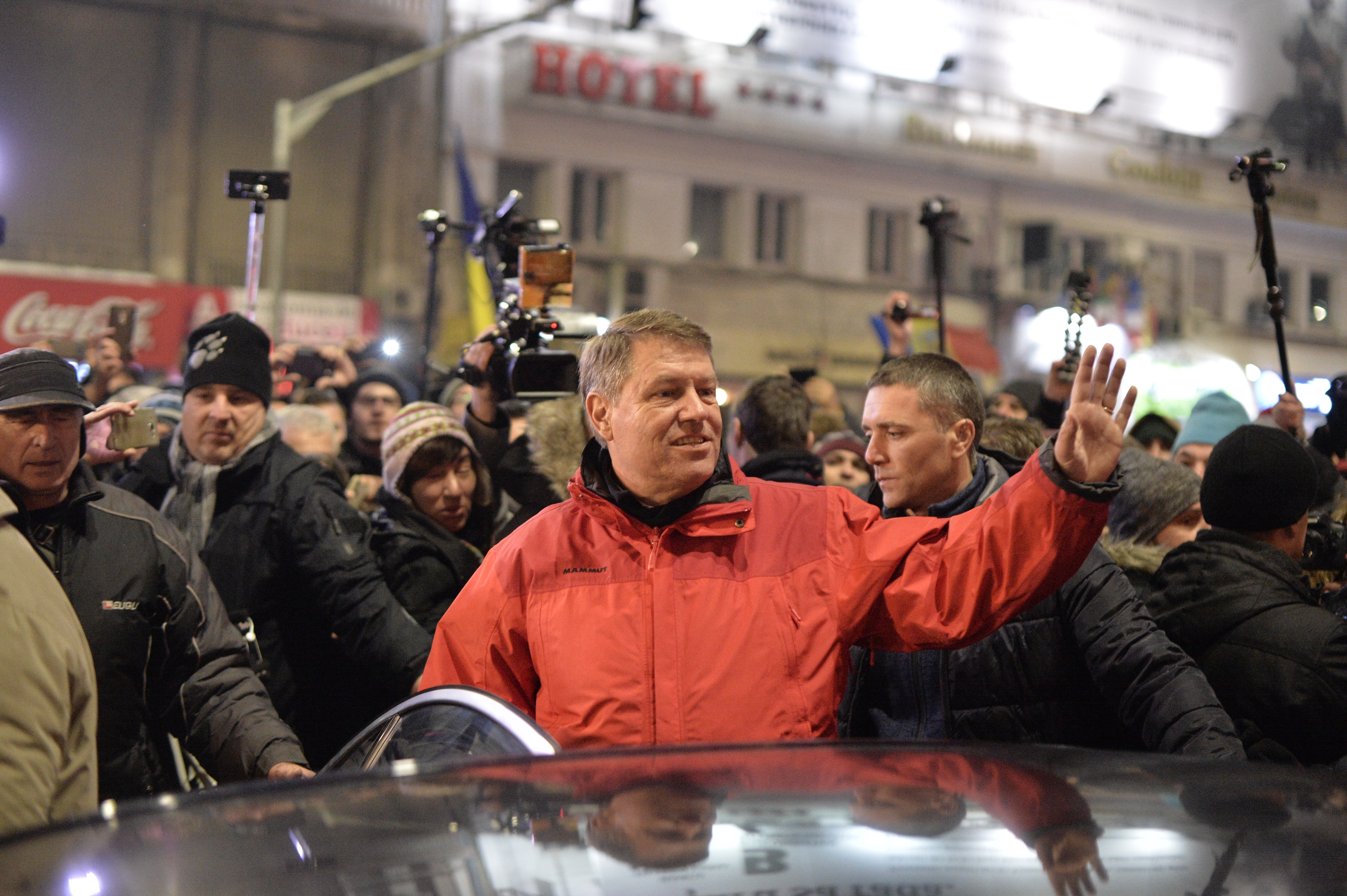 Lovitură de teatru pentru Klaus Iohannis. PRIMUL SONDAJ după protestele masive din România scoate la iveală o SURPRIZĂ IMENSĂ