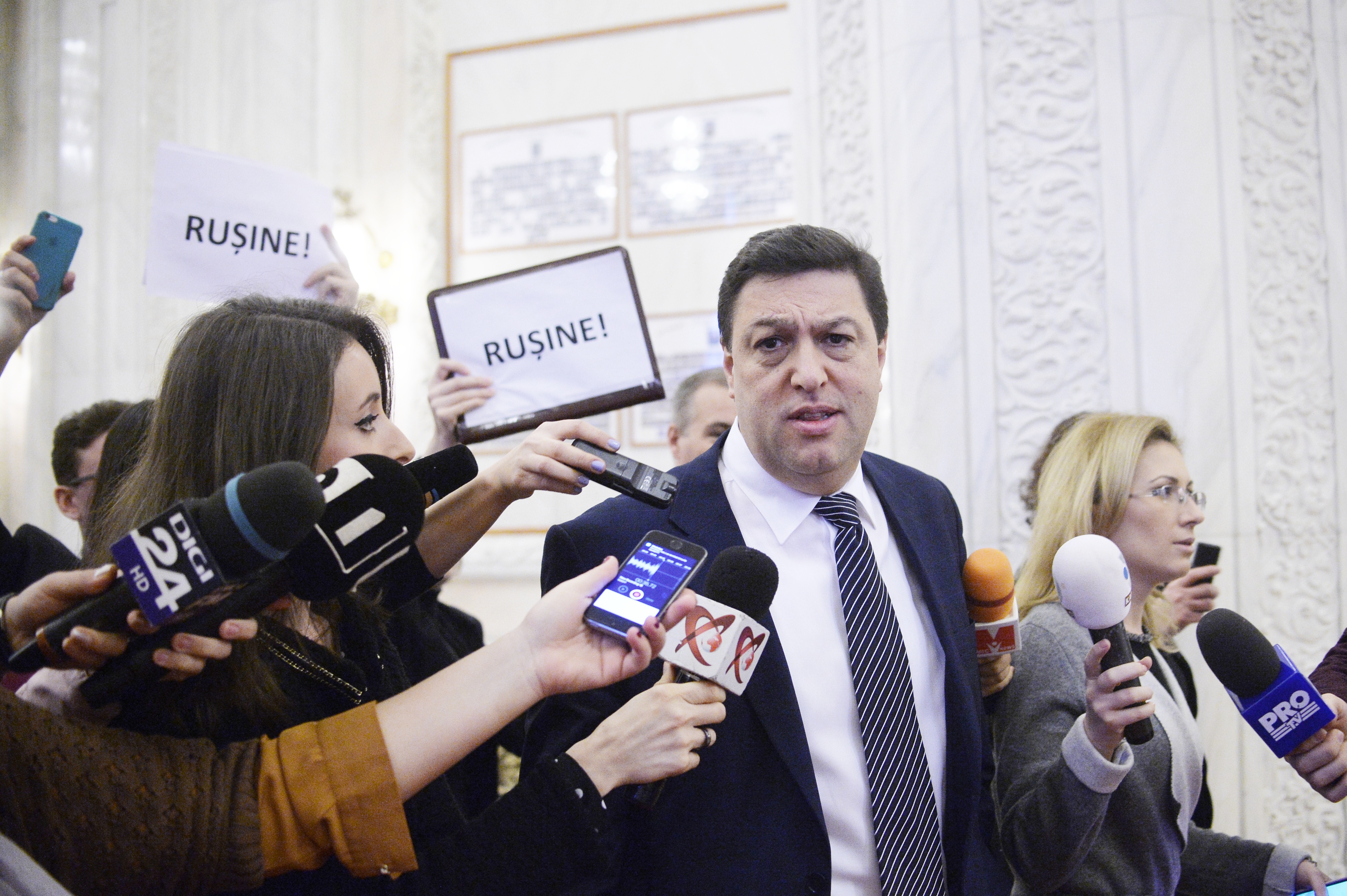 După protestele masive din ultima lună, PSD pregătește o NOUĂ LOVITURĂ. „Formula legală” care îi scapă pe corupți din pușcărie