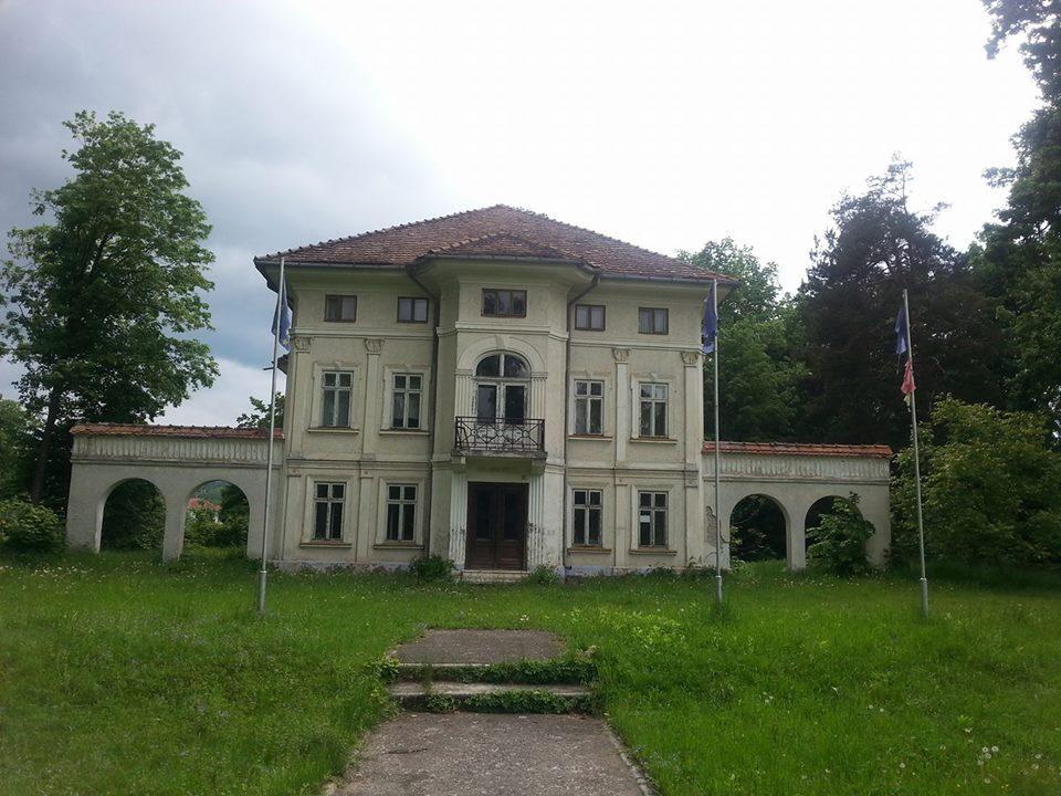 Doar în România e posibil să dărâmi un castel pentru a construi un supermarket
