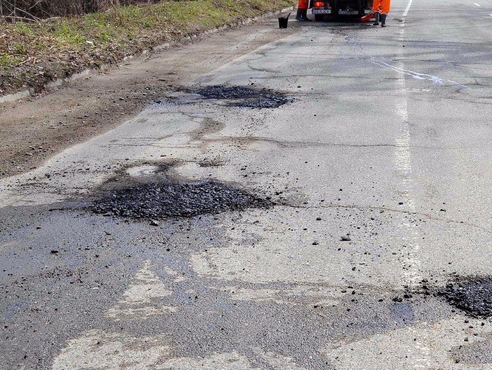 Tânărul de 14 ani care astupă gropile din Baia Mare, în locul autorităților