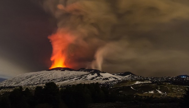 Cel puțin zece RĂNIȚI într-un incident generat de erupția Vulcanului Etna. Printre răniți, jurnaliști BBC