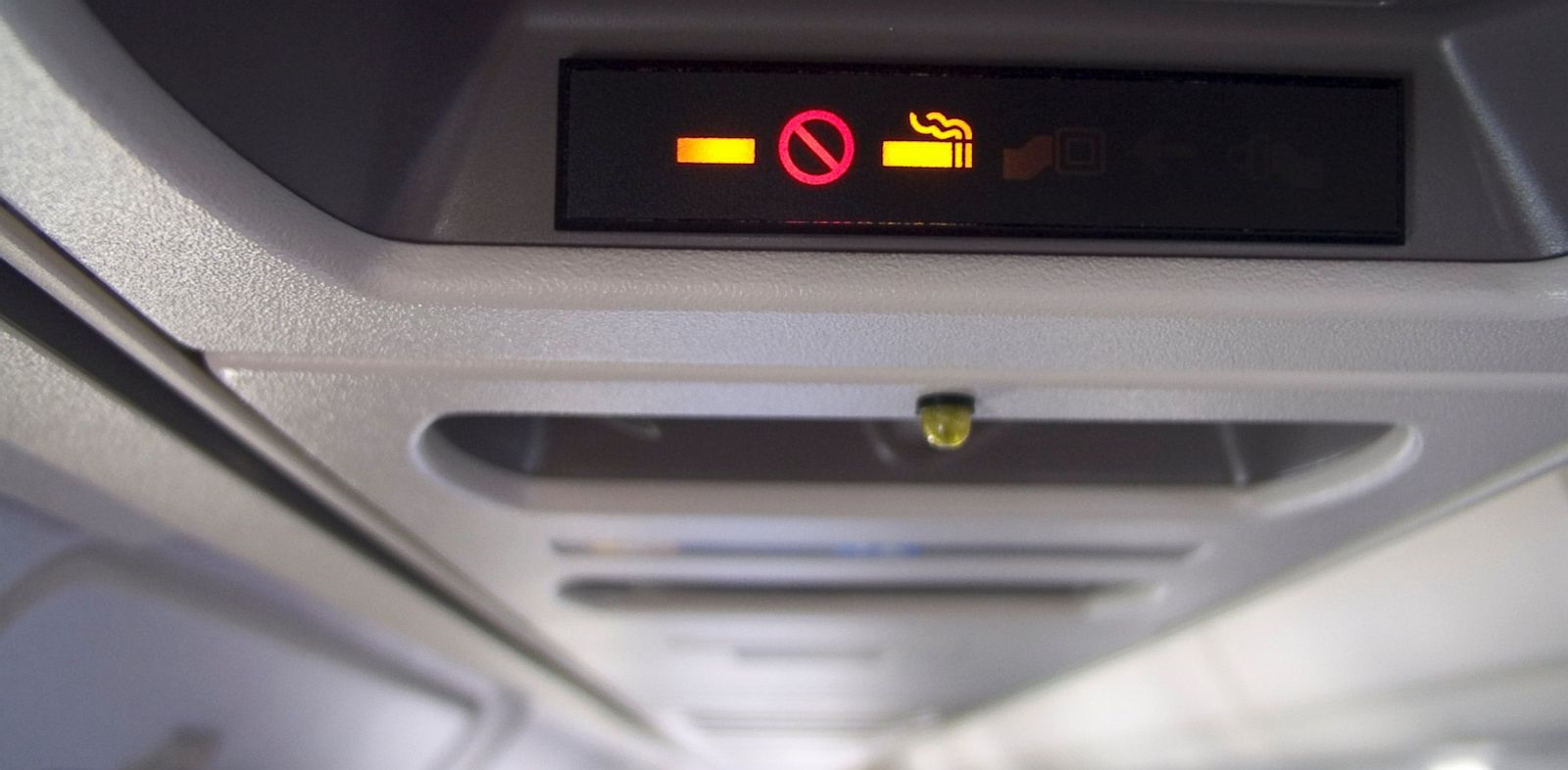 De ce mai există scrumiere în avioanele noi? Răspunsul surprinzător oferit de autorități