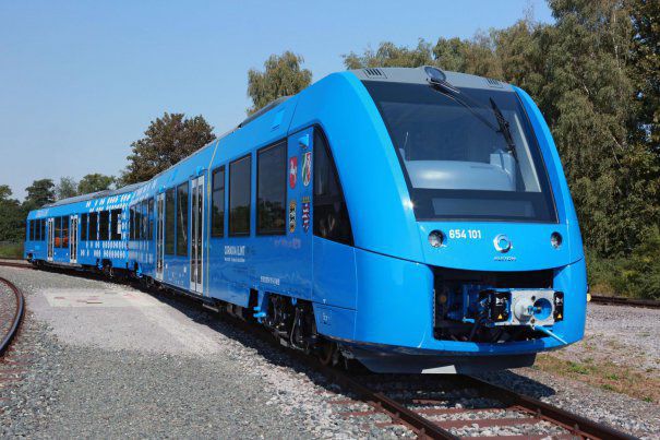 Trenul care funcționează cu un nou tip de combustibil a făcut prima cursă. Poate atinge o viteză de 140 km/h