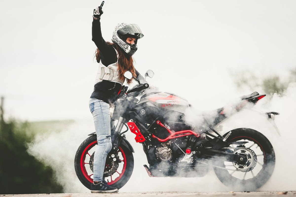 Tânăra de 23 de ani care este unul dintre cei mai buni cascadori pe motocicletă din lume. Ce poate să facă cu motocicleta este incredibil - VIDEO