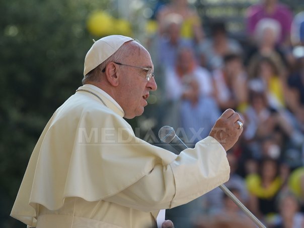 Papa Francisc vrea menținerea practicii CELIBATULUI preoților, dar este favorabil unor EXCEPȚII