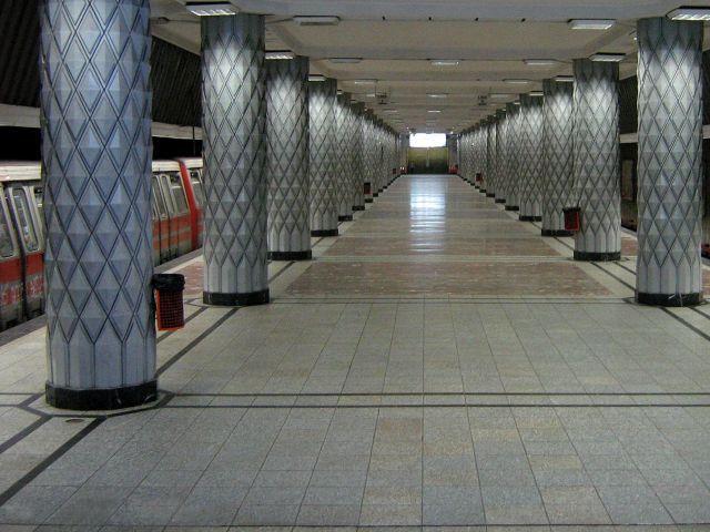 Mii de oameni trec zilnic prin această stație de metrou din București fără să știe că acolo se află o adevărată comoară