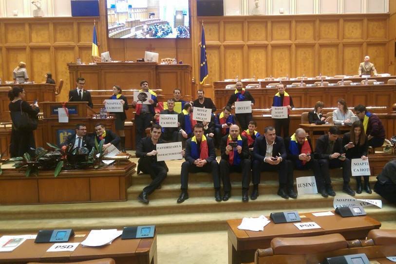 Un deputat USR a mâncat din coșul de gunoi de la Parlament. MOTIVUL ULUITOR pentru care a făcut gestul neașteptat