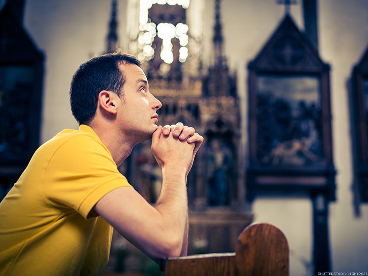 Angajatorii pot să interzică salariaților să poarte însemne religioase ori politice la birou