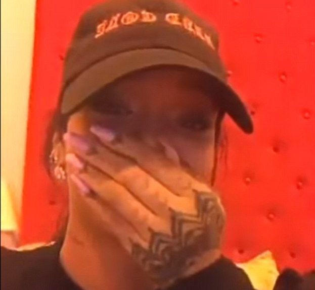 FOTO, VIDEO Rihanna, ipostază INCENDIARĂ. De ce s-a RUȘINAT diva când a văzut scena EROTICĂ