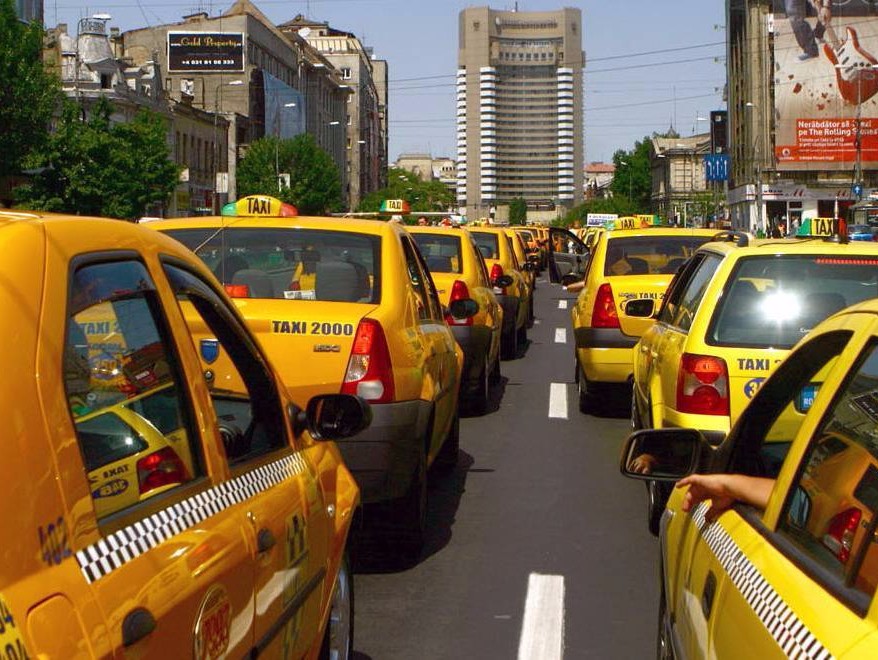 Cum e mai ieftin: să mergi cu taxiul sau cu mașina? Rezultatul ar putea fi surprinzător