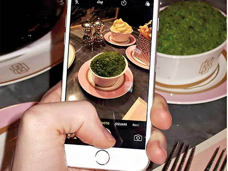 În ce fel fotografiatul felurilor de mâncare modifică restaurantele