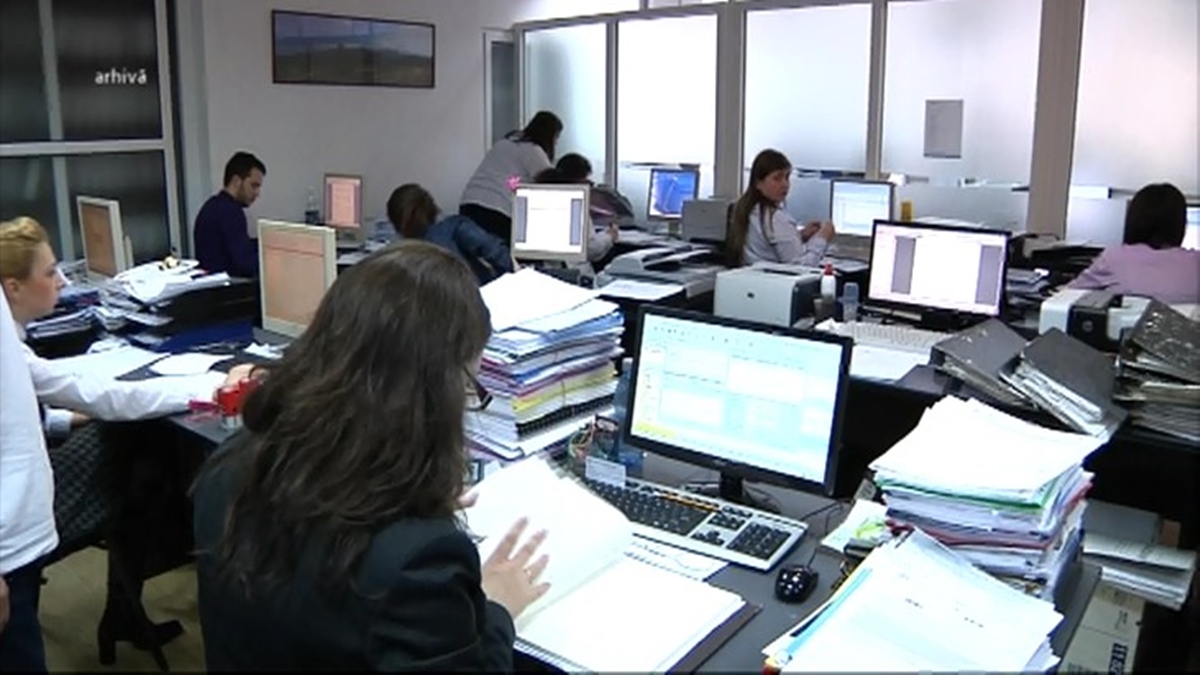 Românii stau la serviciu aproape 40 de ore pe săptămână, cu o oră mai puțin decât vecinii bulgari