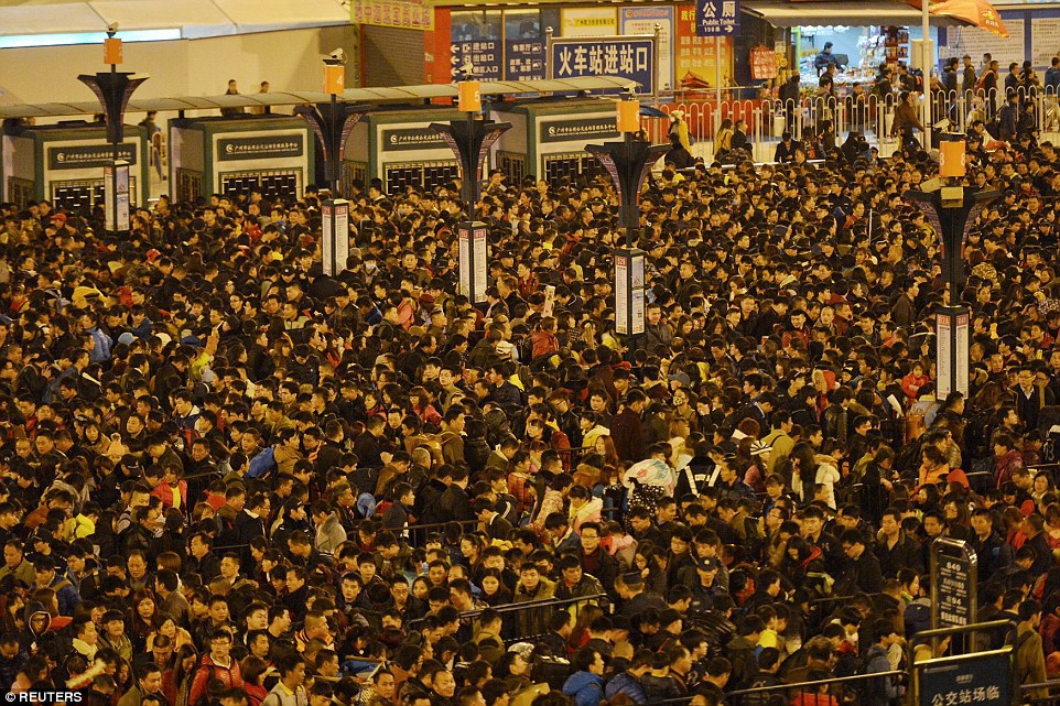 Ce se întâmplă când trenurile întârzie în China: 100.000 de oameni, așteptând în frig - GALERIE FOTO