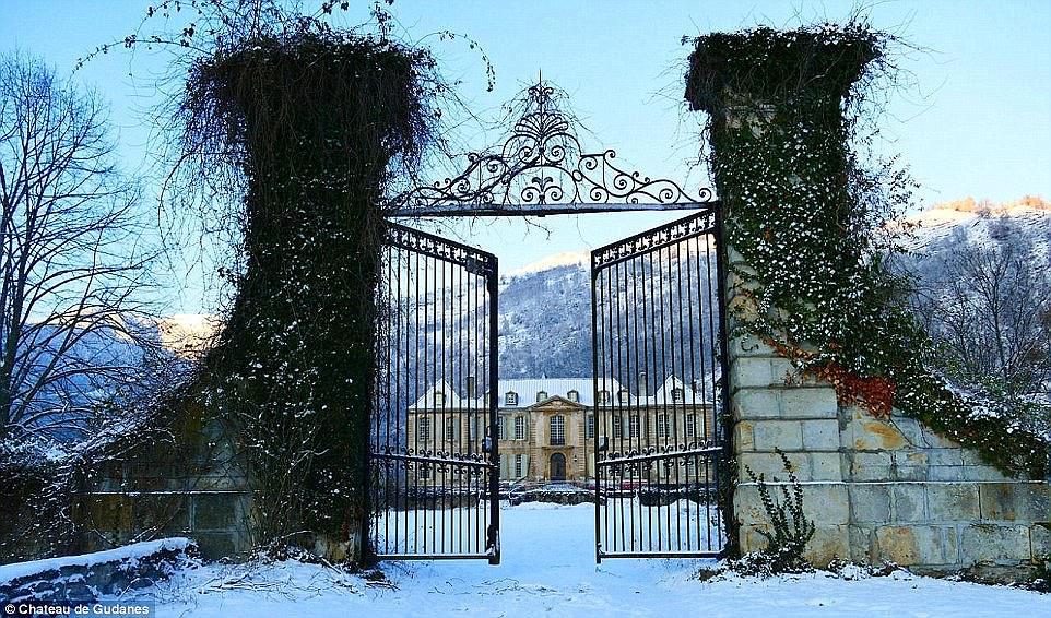 Cum a reușit un cuplu să cumpere un castel cu 94 de camere la prețul unui automobil - GALERIE FOTO