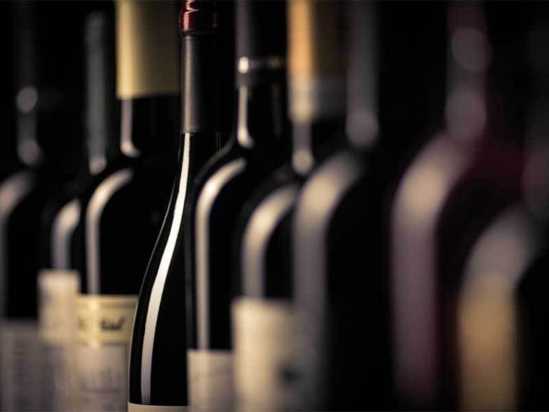A jucat în Liceenii, a creat și a vândut o afacere, iar acum organizează cel mai mare concurs de vinuri din estul Europei