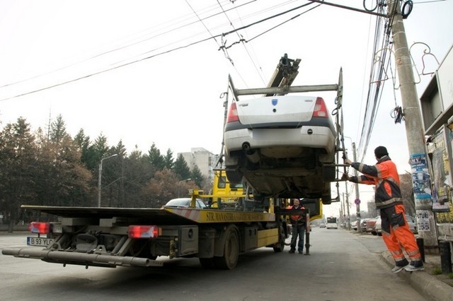 Poliția locală are voie să ridice mașinile parcate ilegal. Cum eviți ridicarea și cât costă recuperarea lor?