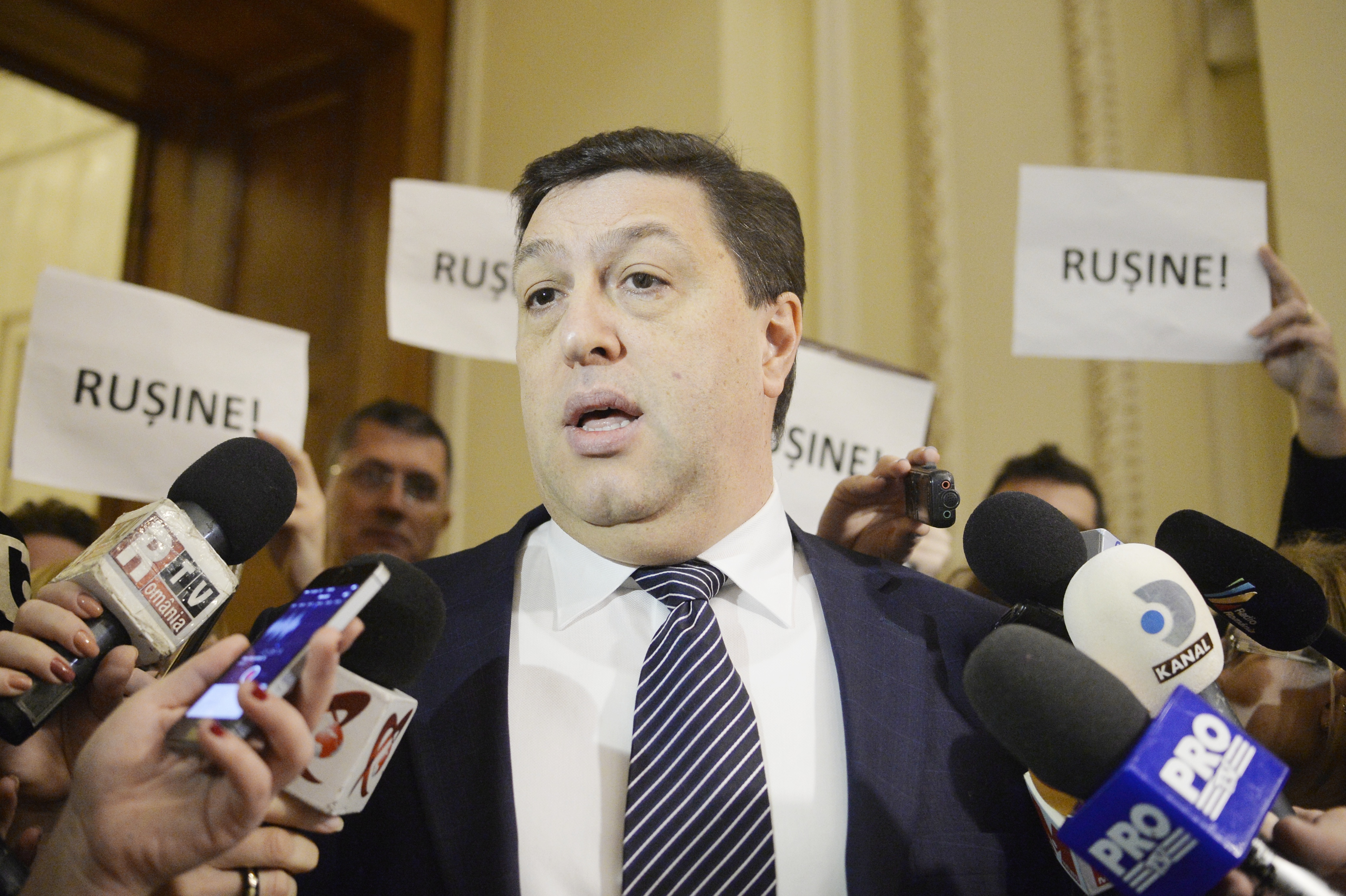 Dialog HALUCINANT în Parlamentul României. „Sunteți mucii de pe piept ai lui Nicușor Dan", „analfabet" și „nespălat". Cum s-a certat „cu scârbă" Șerban Nicolae cu un senator USR. STEN