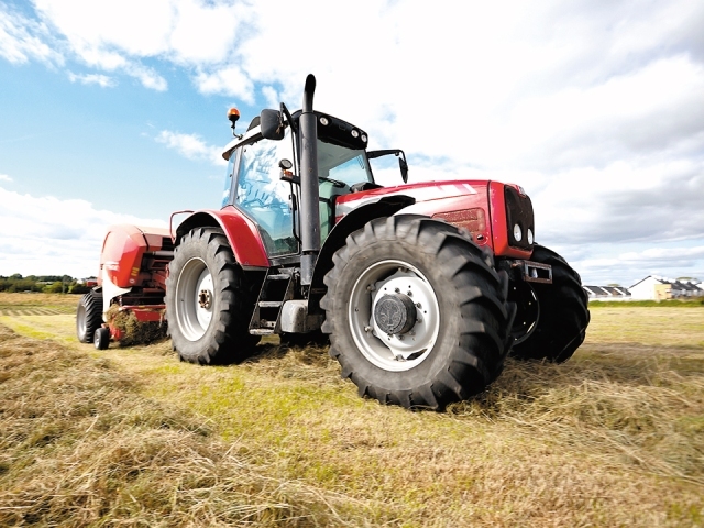 Tractorul nu este autovehicul. Drept urmare, poate fi condus pe drumurile publice fără permis, a decis Instanța Supremă