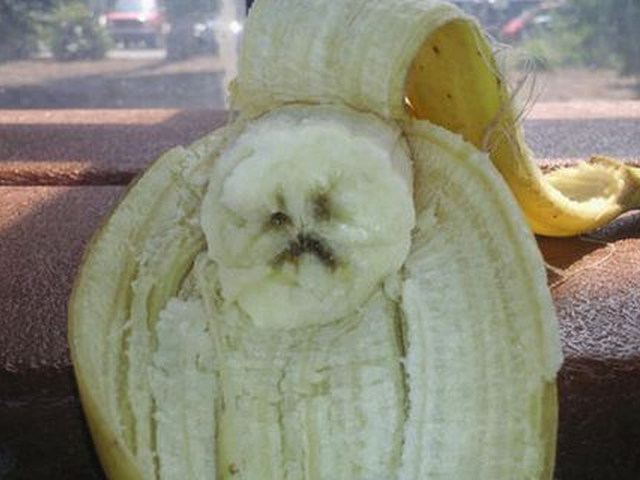 Obiceiul gresit pe care îl avem cu toții atunci când mâncăm banane. Aruncăm cea mai bună parte