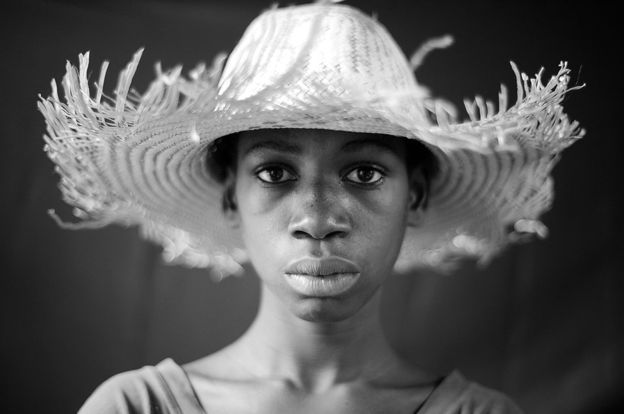 Tânărul care a trăit pe străzile din Mozambic, iar acum este un fotograf de top cu fotografii expuse în Londra sau în Lisabona