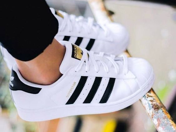 8 modele de sneakerși sub 100 de dolari adorate de celebrități