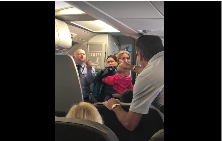 VIDEO Un nou INCIDENT la bordul American Airlines, după ce în urmă cu câteva săptămâni, un medic a fost bătut și dat afară cu forța din avion