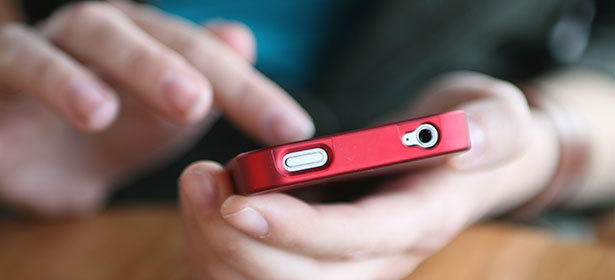 PREMIERĂ MONDIALĂ. Ce decizie a luat instanța în cazul unui bărbat care a dezvoltat o tumoare cauzată de folosirea excesivă a telefonului mobil