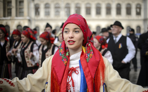 ROMÂNII vor să ducă portul popular și dansul TRADIȚIONAL în CARTEA RECORDURILOR!