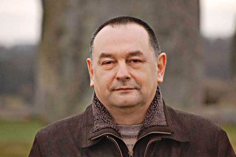 Povestea românului care a devenit cunoscut în toată lumea după ce a scris o carte în limba engleză