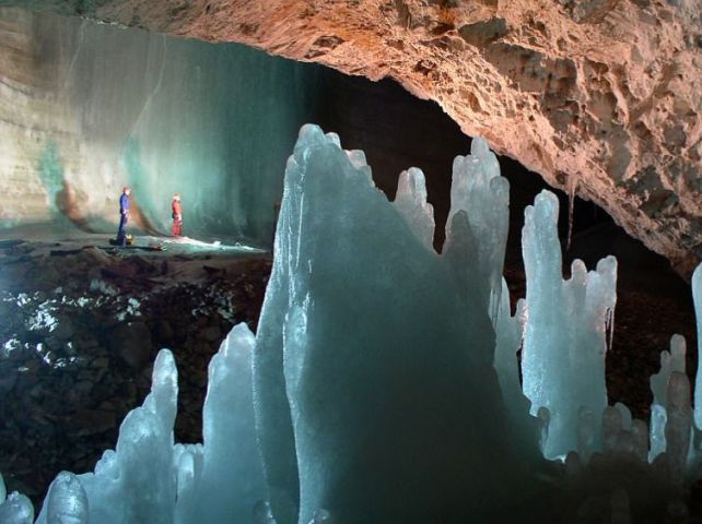 Descoperire DE PROPORȚII în peștera Scărișoara, unde se află cel mai mare ghețar subteran din lume