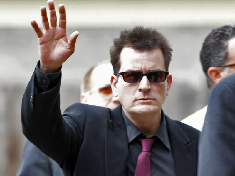 Moment de CUMPĂNĂ pentru Charlie Sheen! Ce a pățit actorul pe un aeroport din SUA
