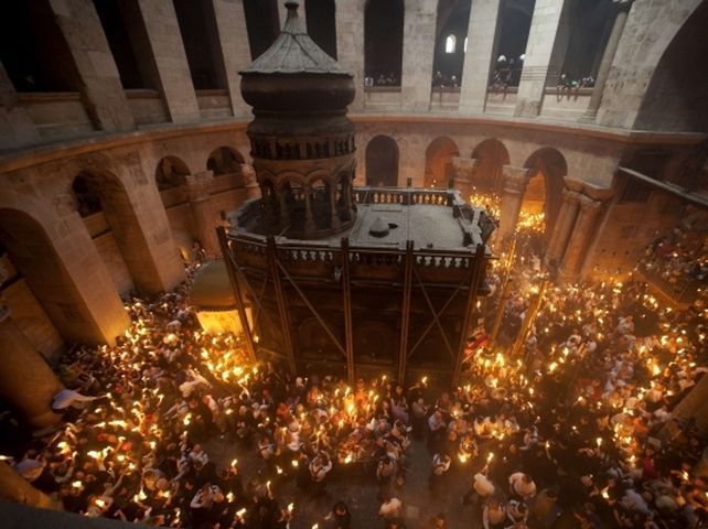 Lumina Sfântă de la Ierusalim, marele MIRACOL de Înviere, este un mare fals? Cum se aprinde flacăra care nu te arde