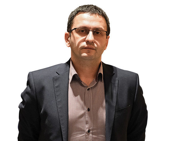 A parcurs lanțul ierarhic de la consultant de vânzări la director de achiziții, iar acum este CEO-ul Flanco