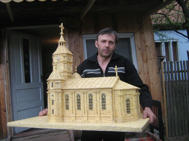 Artă din bețe de chibrit: Vioară și ceas care funcționează, dar și replica bisericii din Șanț