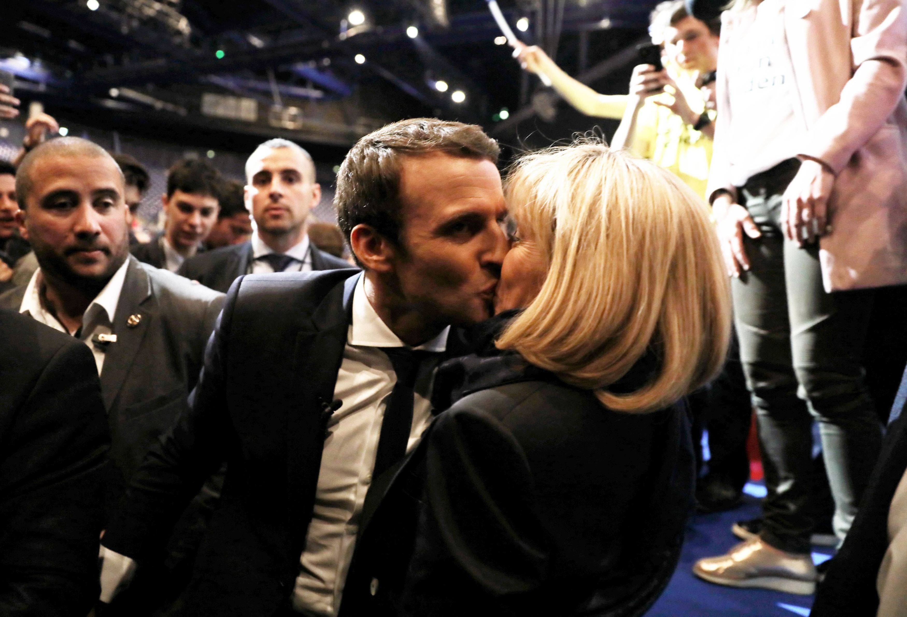 Cum arată soția lui Emmanuel Macron, cu 25 de ani mai mare decât acesta. Când s-au cunoscut, el avea 15 ani. Galerie FOTO