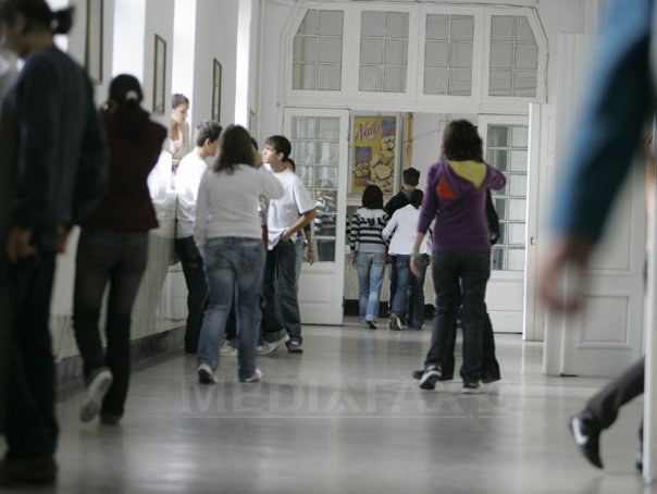 Ce pedeapsă au primit elevele care au transmis „ora de istorie” a familiei Ritzi pe facebook