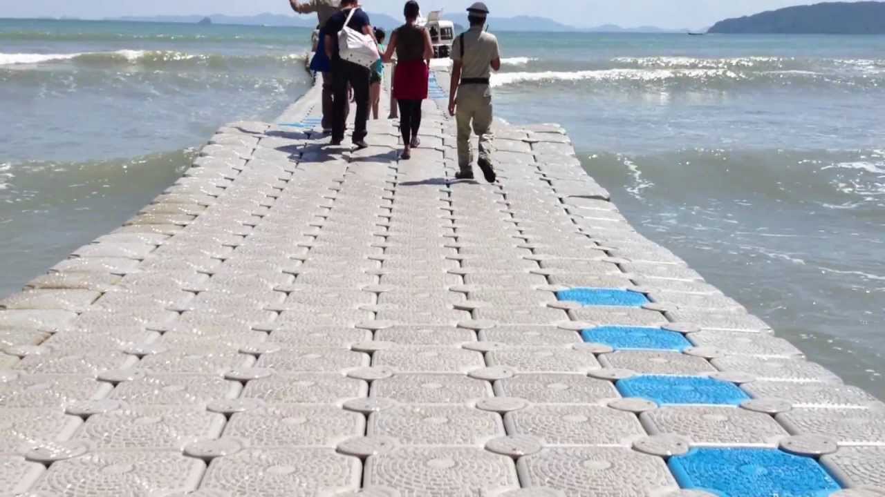 Noi ne chinuim să construim trotuare normale, în timp ce alții fac trotuare și pe apă - VIDEO
