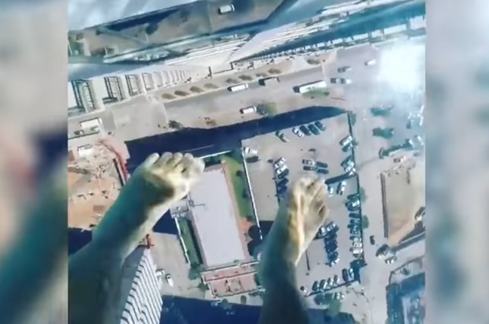 VIDEO Piscina din CER, nerecomandată celor slabi de înger. Este UIMITOR cum poți să plutești și să zbori în același timp