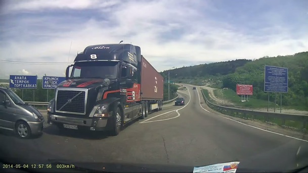 VIDEO SPECTACULOS: ai văzut vreodată cum frânează de urgență un TIR?