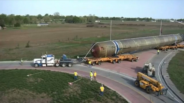 Cum trece un transport rutier agabaritic printr-un sens giratoriu! VIDEO