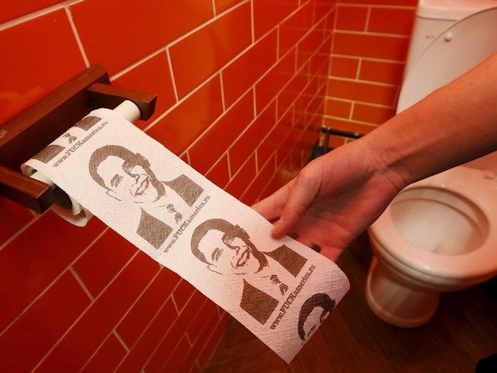 Cum arată localul închinat lui Putin: sute de fotografii cu liderul de la Kremlin și batjocură la adresa Occidentului: Fața lui Barack Obama este imprimată pe hârtia igienică
