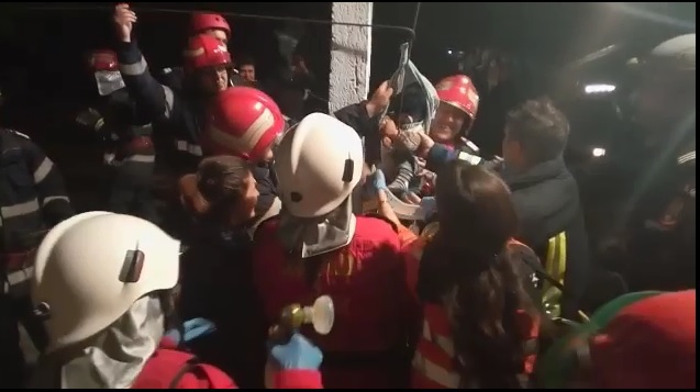 EMOȚIONANT! Momentul în care copilul căzut în fântână, la peste 16 metri, A FOST SCOS! ”Din cauza hipotermiei, la un moment dat a devenit mai puțin dinamic”