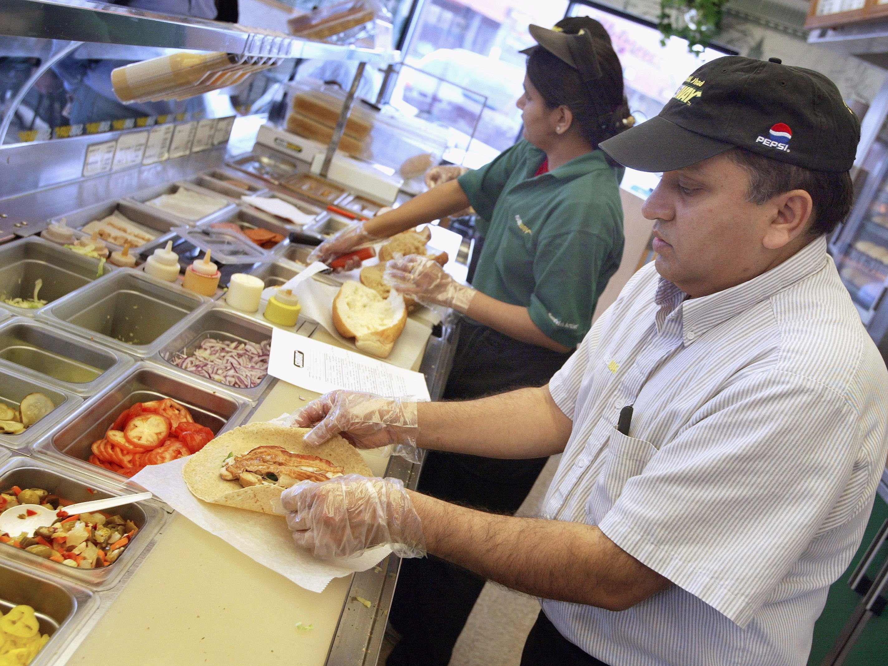Care sunt produsele pe care trebuie să le EVITAȚI la unul dintre cele mai populare fast-food-uri. Un angajat al companiei face DEZVĂLUIRI