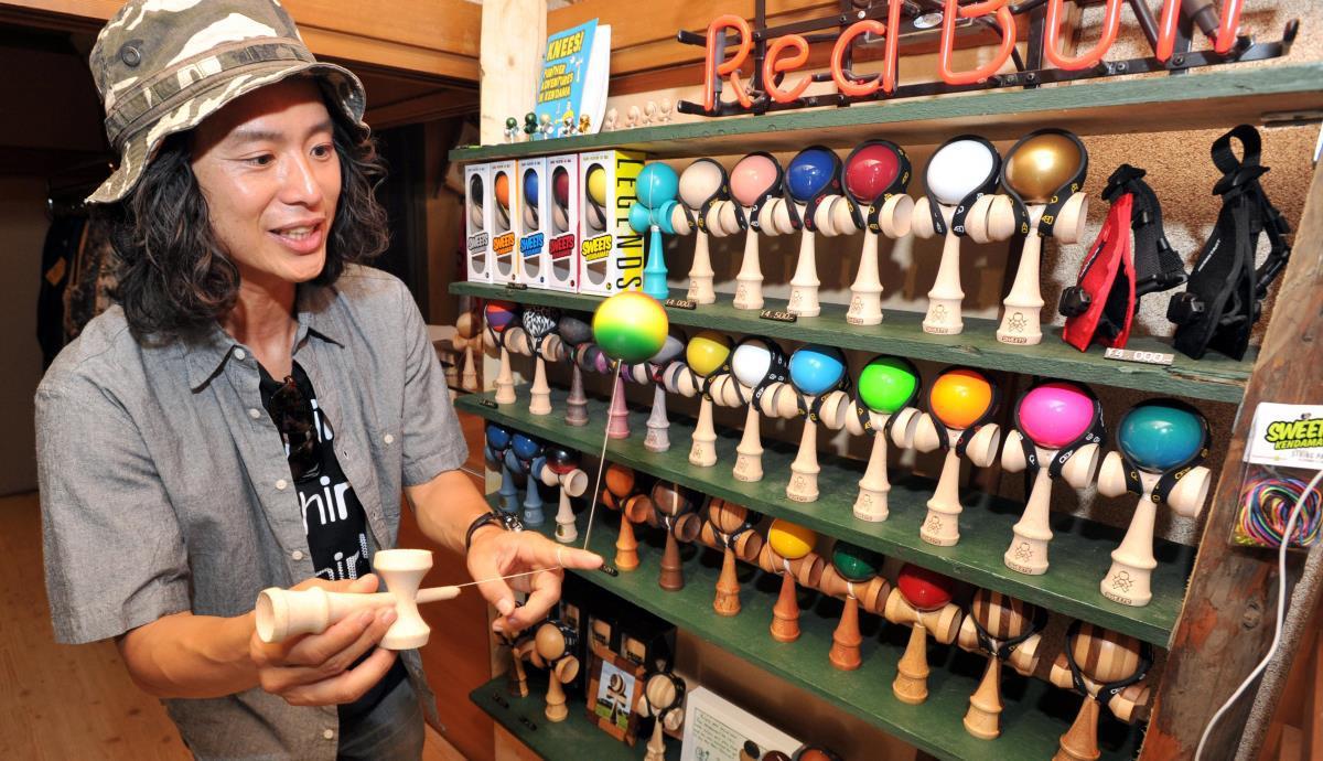 Ce este, de fapt, KENDAMA, jucăria care a cucerit România