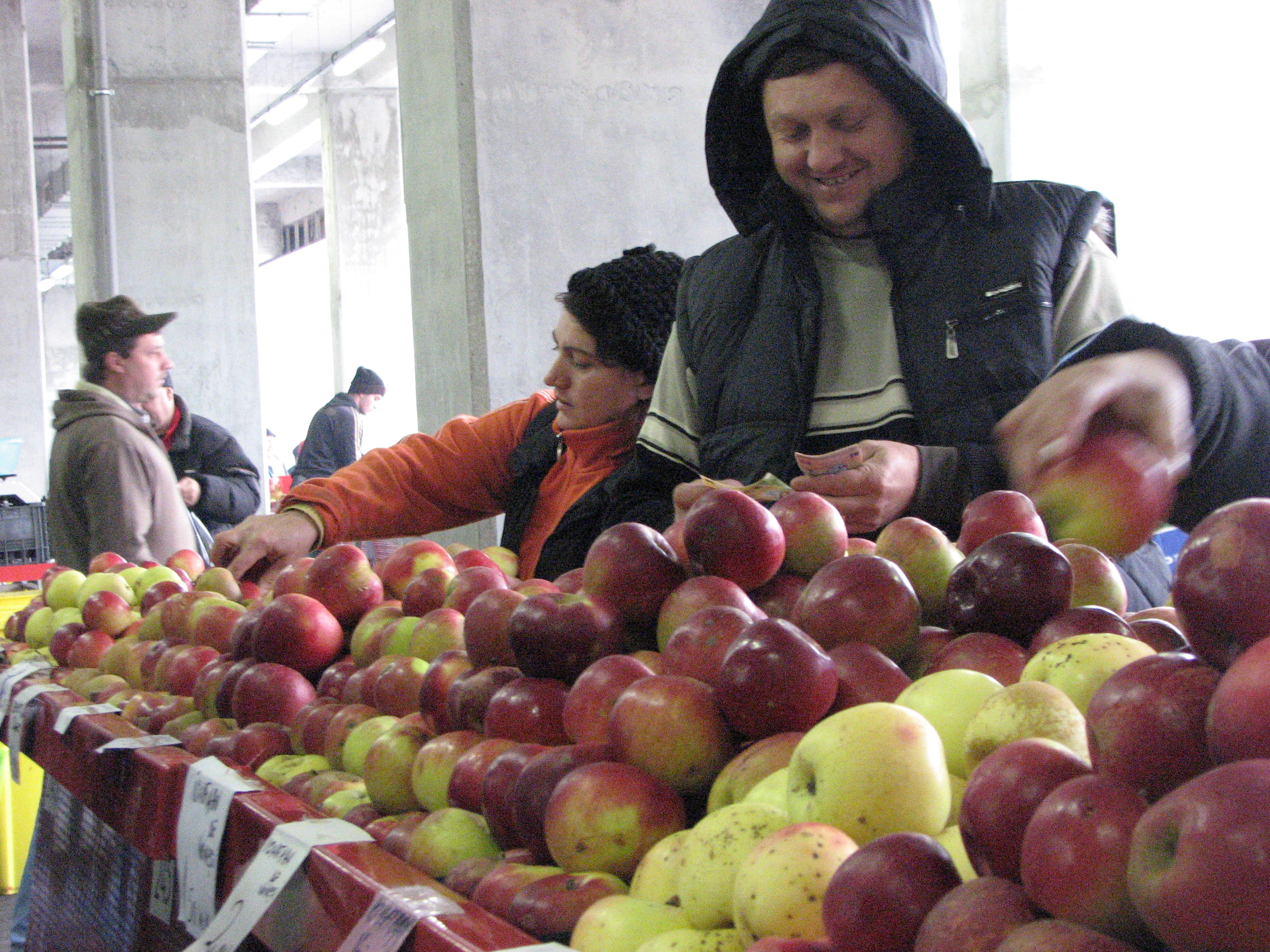 Cum sunt păcăliți românii care merg în piață după fructe și legume românești