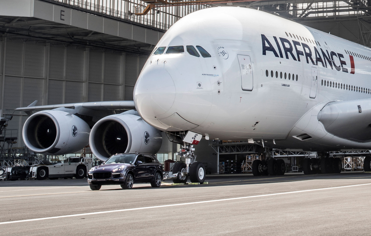 Record mondial: această mașină a tras un Airbus A380 de 285 de tone - VIDEO