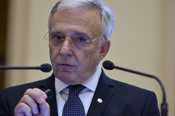 Isărescu, către bănci: Cultivați-vă clienții, ieșiți din litigii și reporniți creditarea