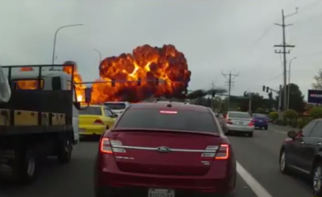 CUTREMURĂTOR! Un avion se prăbușește și ia foc în apropierea unei șosele din SUA. Imagini care te înfioară