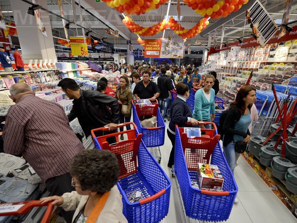 PANICĂ într-un hipermarket din București. "Un bărbat a luat un CUȚIT și a început să..."